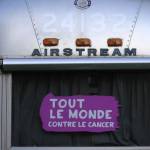 Camionnette avec une pancarte à l'arrière "Tout le monde contre le cancer"
