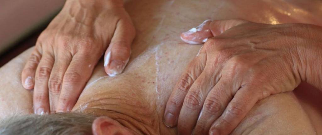 Homme se faisant masser