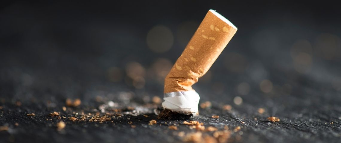 Dites au revoir aux mégots en ville avec TchaoMegot, la start-up recycleuse de mégots. Mégot de cigarette écrasée sur le sol.