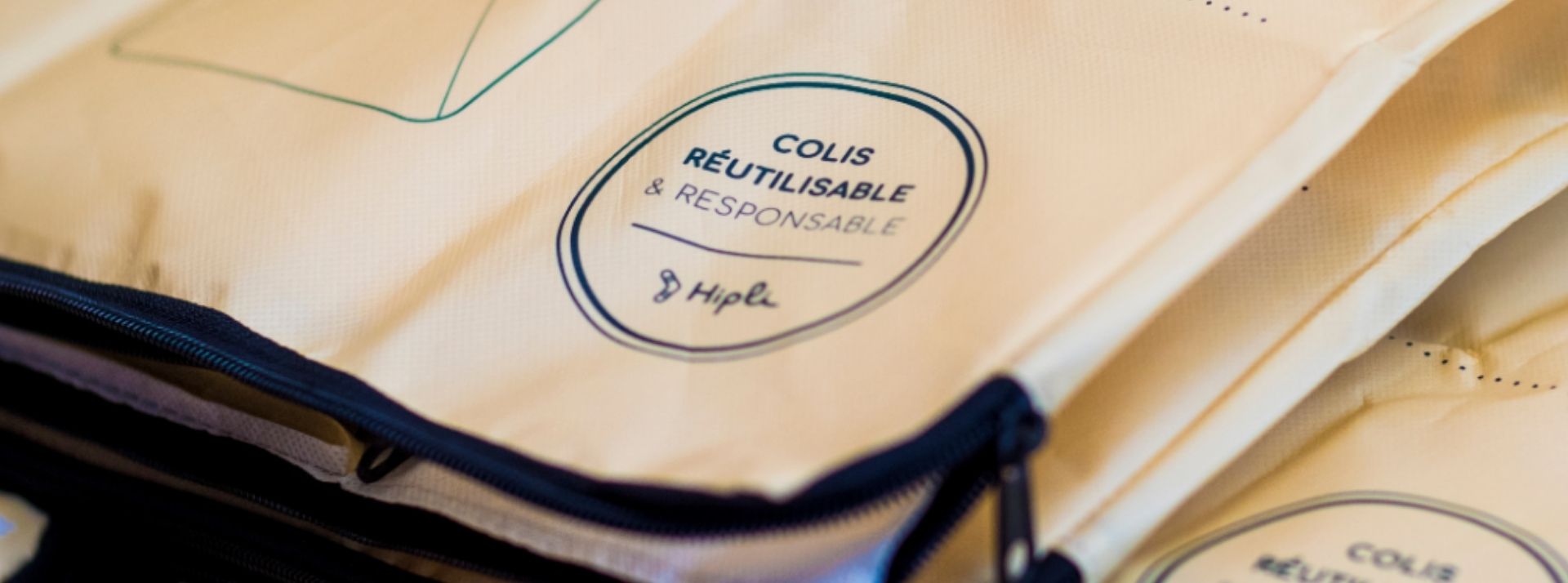 Clarins s’engage pour la planète en se lançant dans l’aventure des colis réutilisables avec Hipli Colis réutilisable Hipli