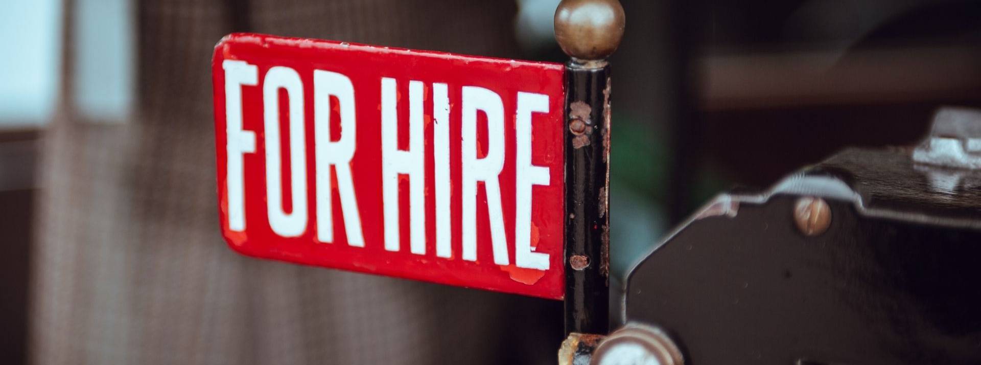 Club Freelance-Mindquest annonce entre 60 et 80 recrutements IT dans les prochains mois pour accompagner sa croissance en France et à l’international. Pancarte : For Hire
