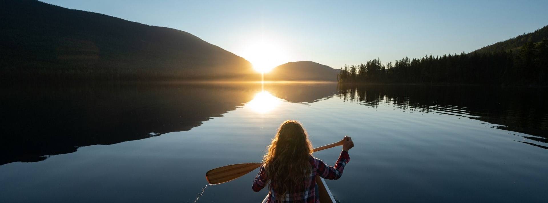 Club Med : premier annonceur à imposer l’obtention du certificat ARPP pour une #InfluenceResponsable Femme sur une barque au soleil couchant