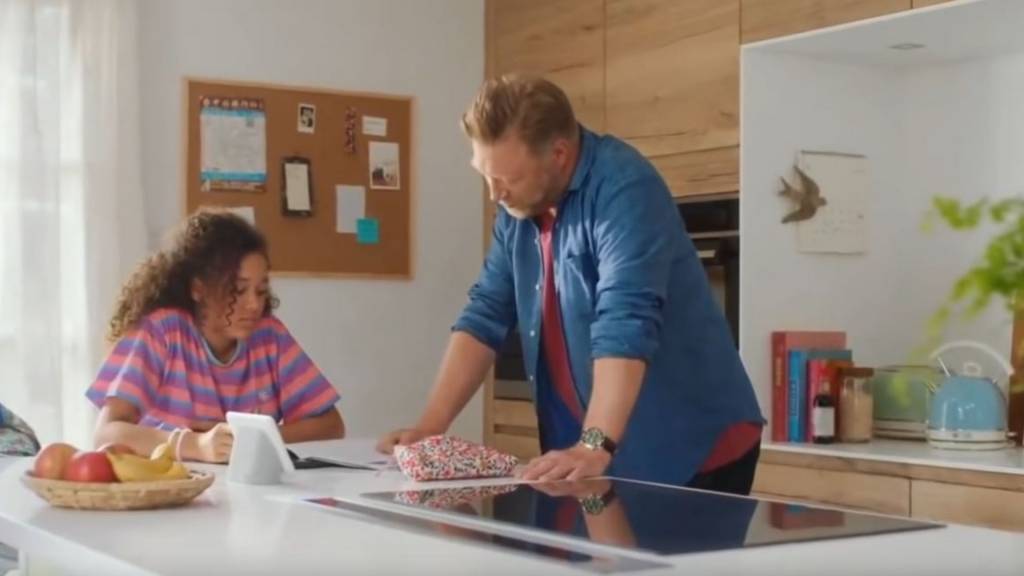 Papa et sa fille dans une cuisine