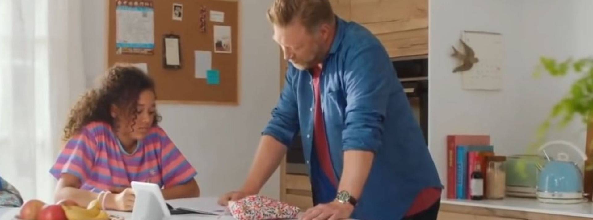 L’agence UZIK réalise un nouveau film publicitaire digital pour promouvoir une collaboration entre Darty concepteur cuisine et l’assistant personnel Google Nest Hub 2e génération. Papa et sa fille dans une cuisine