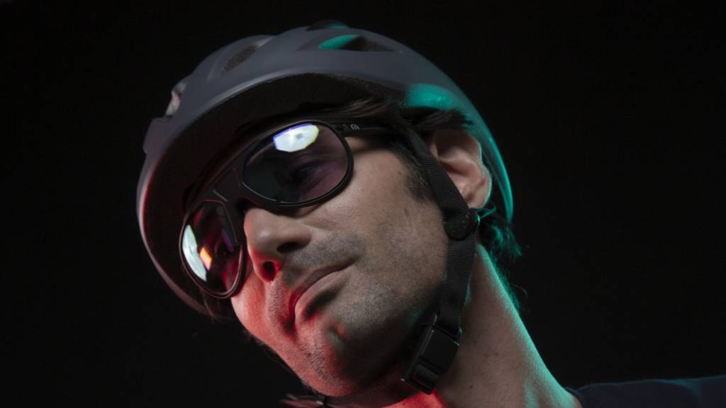 Homme portant des lunettes connectées