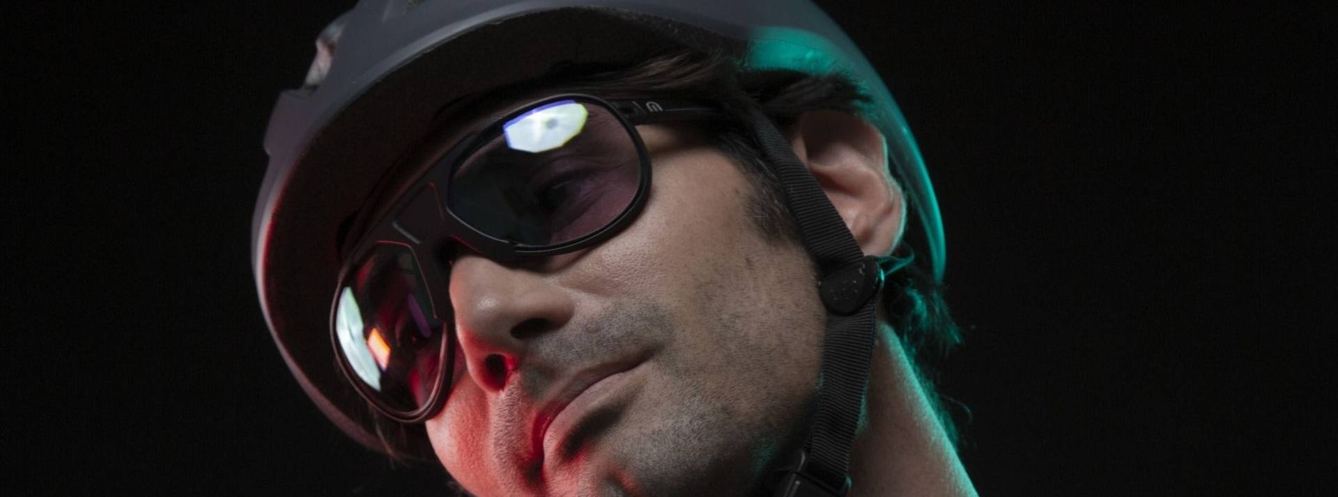Cosmo Connected, la start-up française experte dans la sécurité connectée dédiée aux nouvelles mobilités, dévoile sa dernière innovation : les Cosmo Vision, des lunettes connectées Homme portant des lunettes connectées