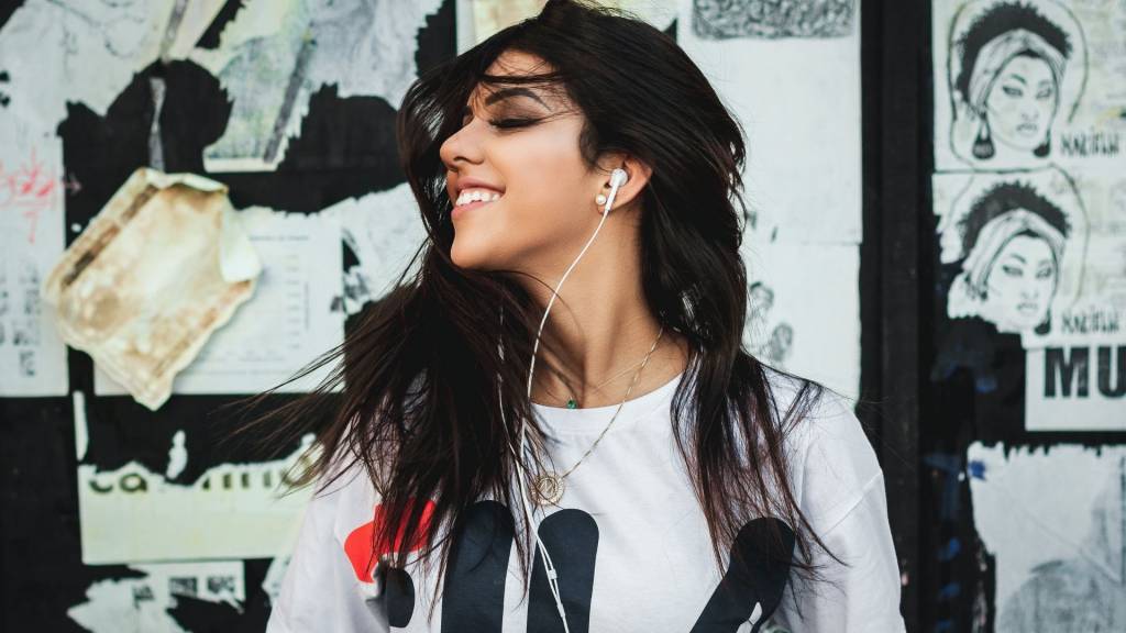 Jeune fille écoutant de la musique
