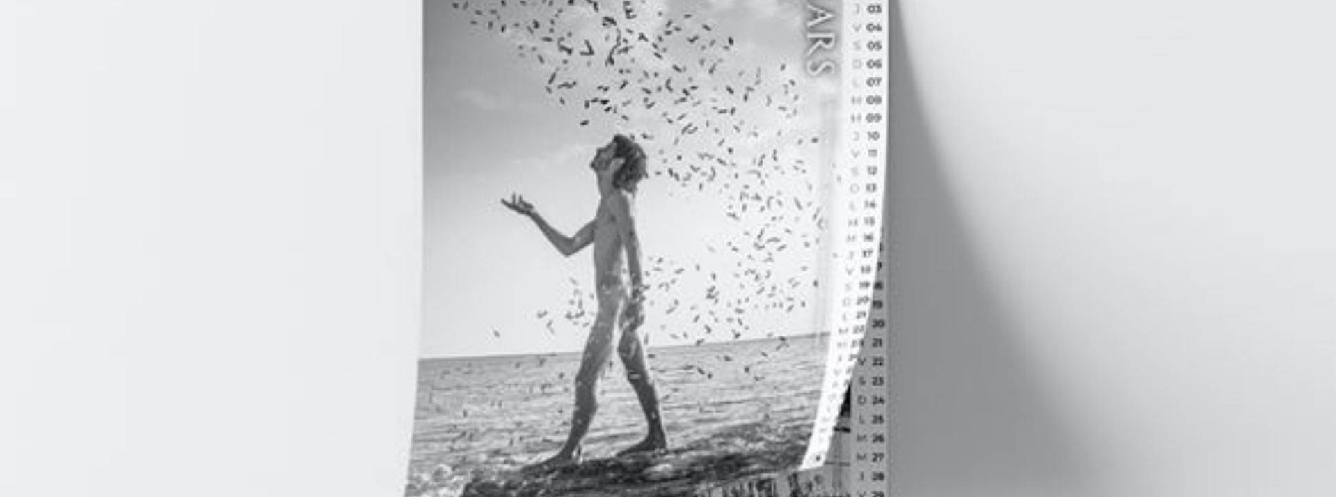 dL'association Wings of the Ocean présente son calendrier annuel les « Dieux du Sale ». Femme nu avec des oisuex autours et la mer en fond