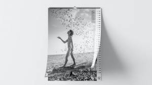 Femme nu avec des oisuex autours et la mer en fond