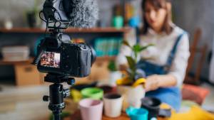 Femme se filmant s'occupant de plantes en pots