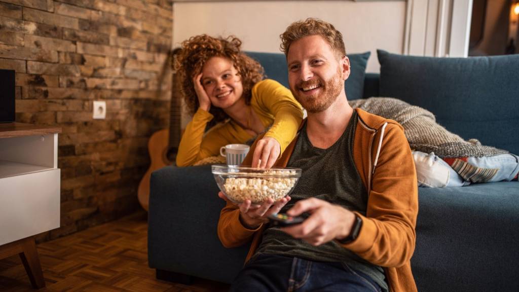 France Télévisions et la SACD s’associent pour Couple regardant la TV en mangeant des pop-corn
