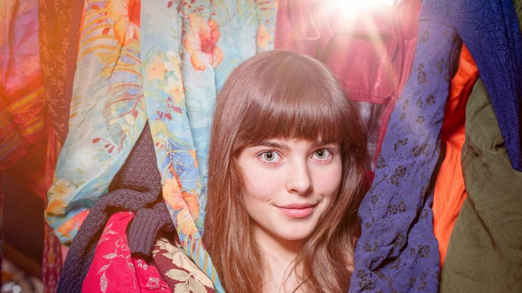 Jeune fille et sa garde-robe