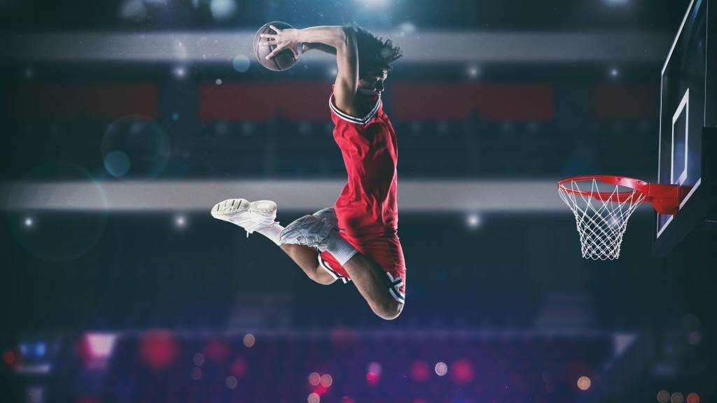 Jeu de basket-ball avec un joueur de saut en hauteur pour faire un slam dunk au panier