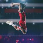 Jeu de basket-ball avec un joueur de saut en hauteur pour faire un slam dunk au panier