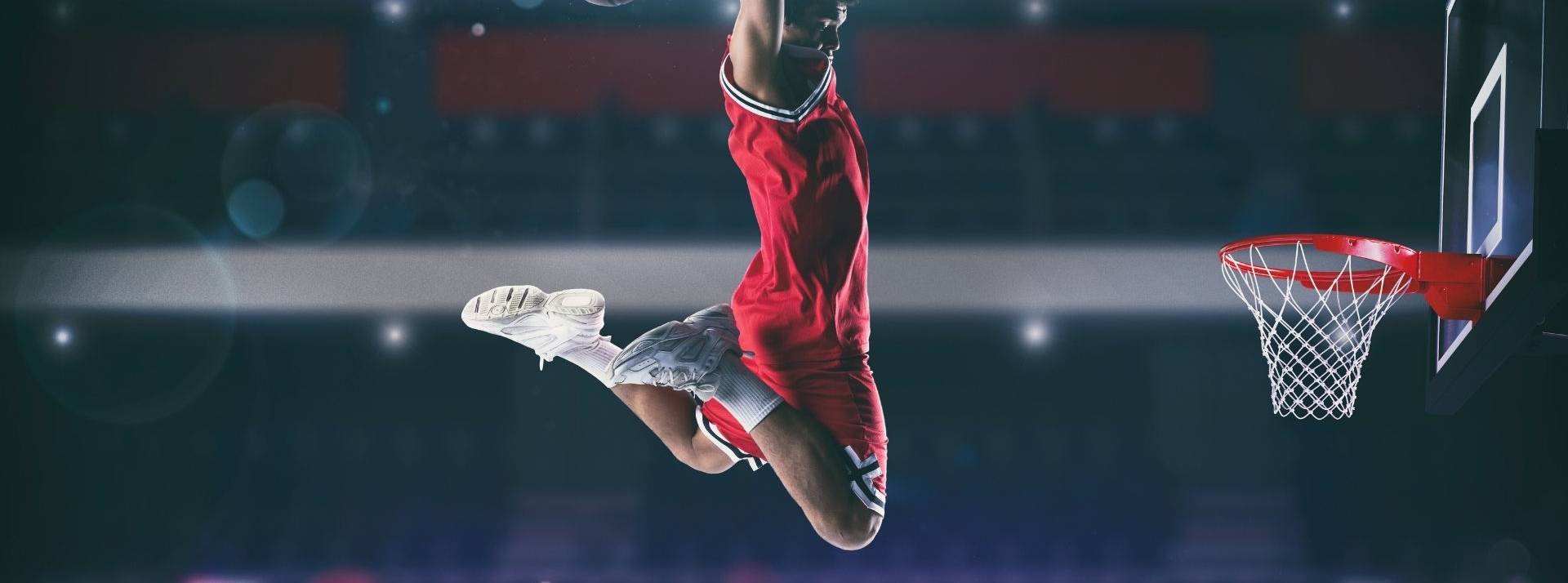 Google et la NBA vont rapprocher les fans du jeu grâce à un partenariat marketing et technologique innovant sur plusieurs années. Jeu de basket-ball avec un joueur de saut en hauteur pour faire un slam dunk au panier