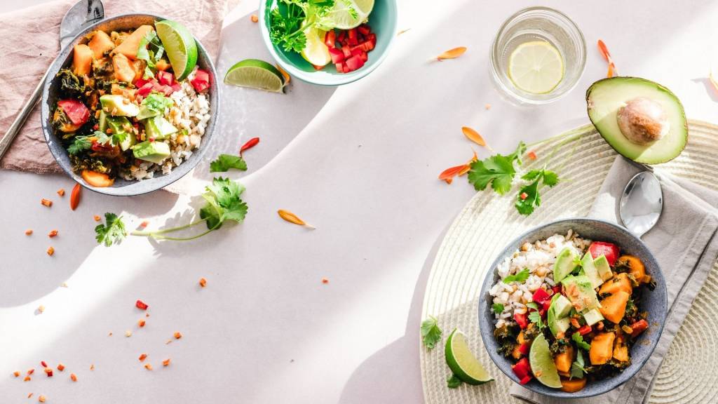 Assiettes avec des légumes