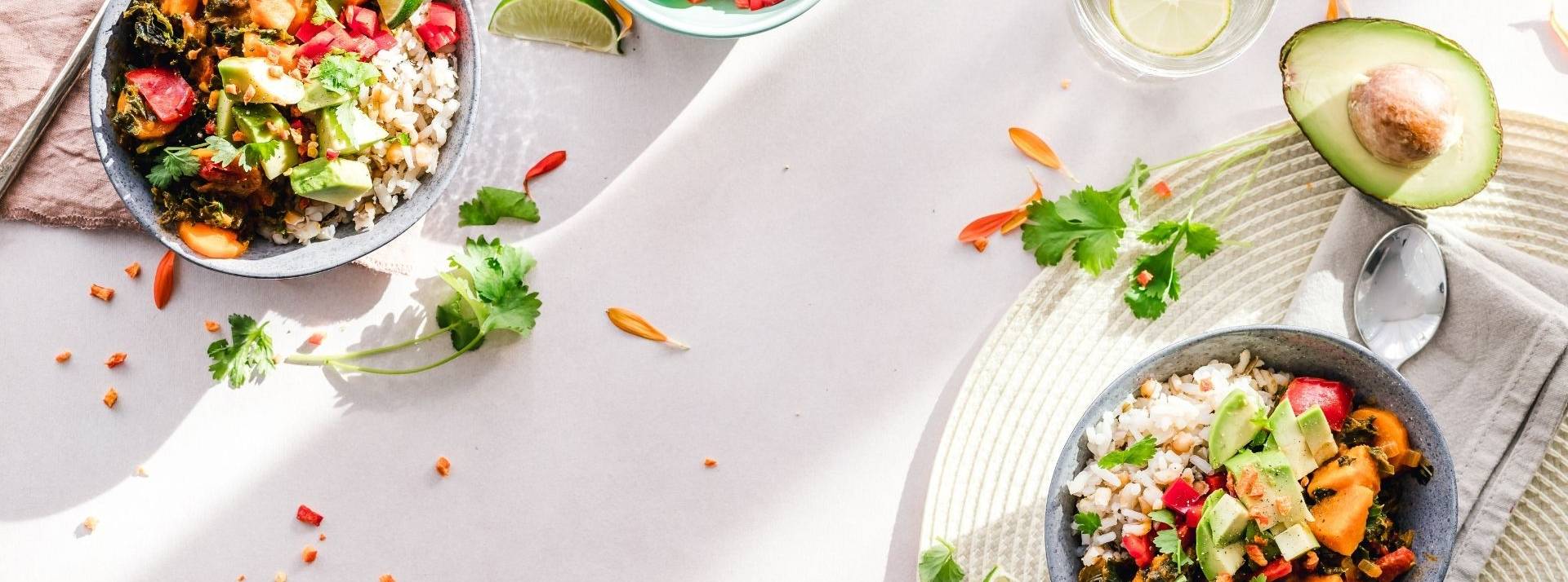 I-lunch collabore avec ses clients dans la réinvention de leur mode de restauration. Elle propose ainsi l’installation d’espaces de restauration sur-mesure en entreprise Assiettes avec des légumes