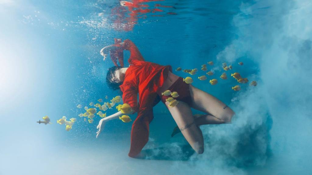 Femme sous l'eau avec des fleurs