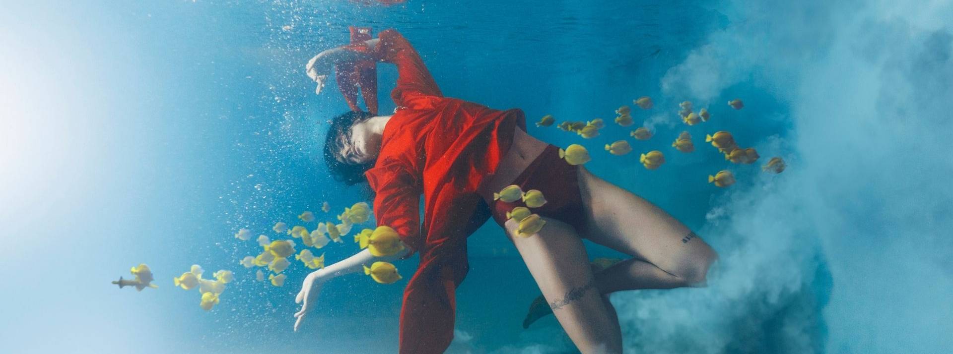 Inauguration de la Feel Good Gallery dédiée à la « Photographie augmentée » avec une première exposition d'Emma Birski Femme sous l'eau avec des fleurs