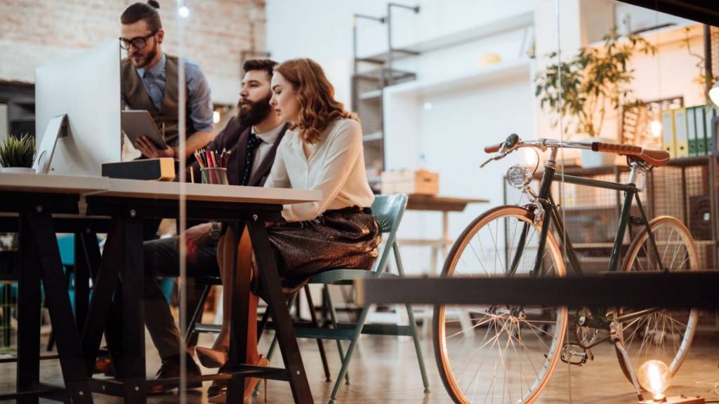 Personne travaillant dans un open space