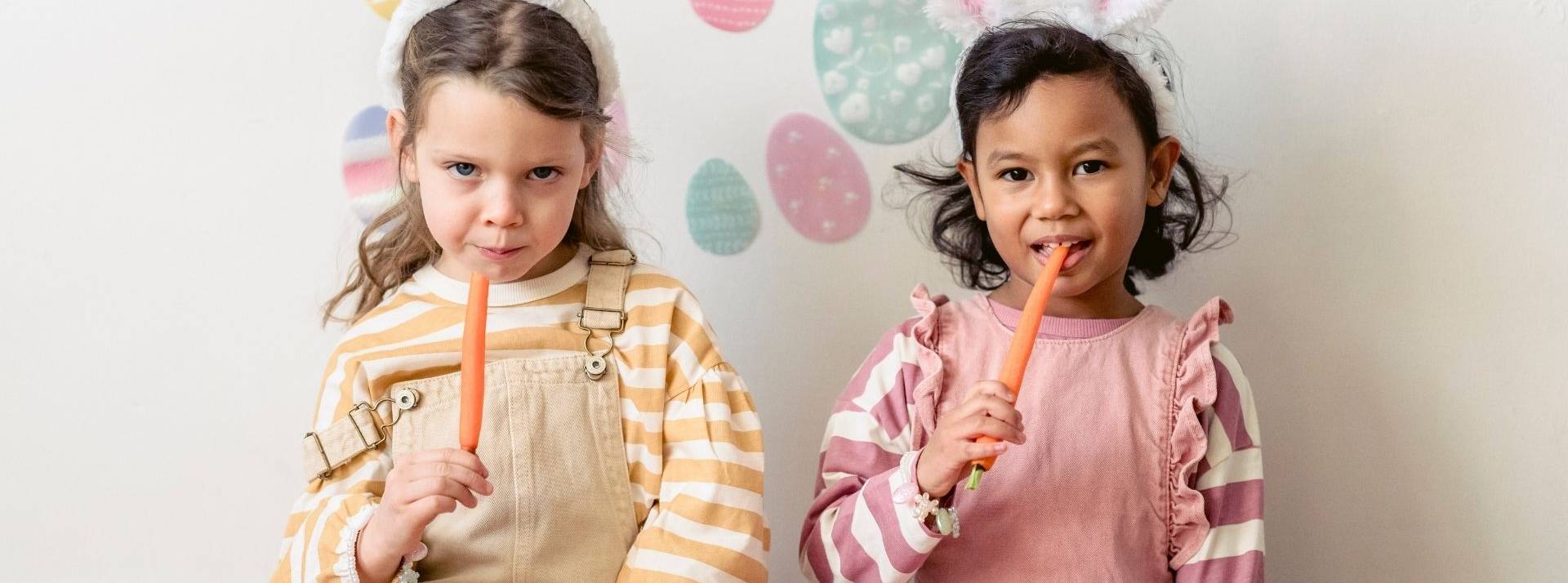 Interfel revient avec sa campagne de sensibilisation à la consommation des fruits et légumes frais destinée aux familles, parents et enfants entre 6 et 11 ans. Petites filles mangeant des carottes
