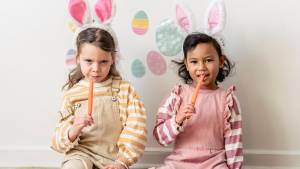 Petites filles mangeant des carottes