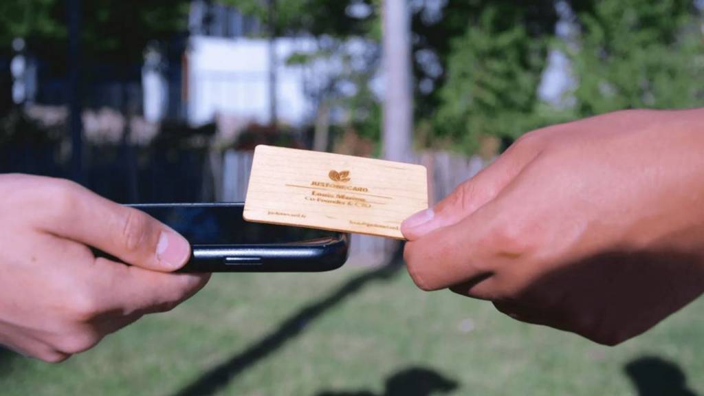 carte de visiste en bois au dessus d'un smartphone