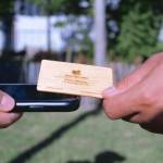 carte de visiste en bois au dessus d'un smartphone