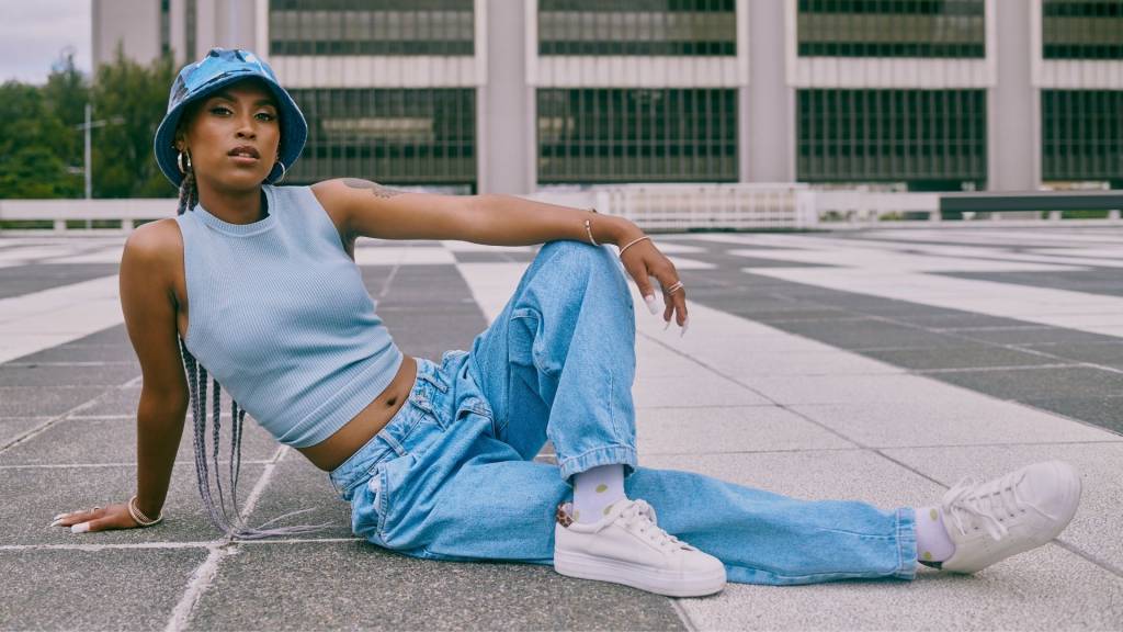 Femme avec un pantalon en jean
