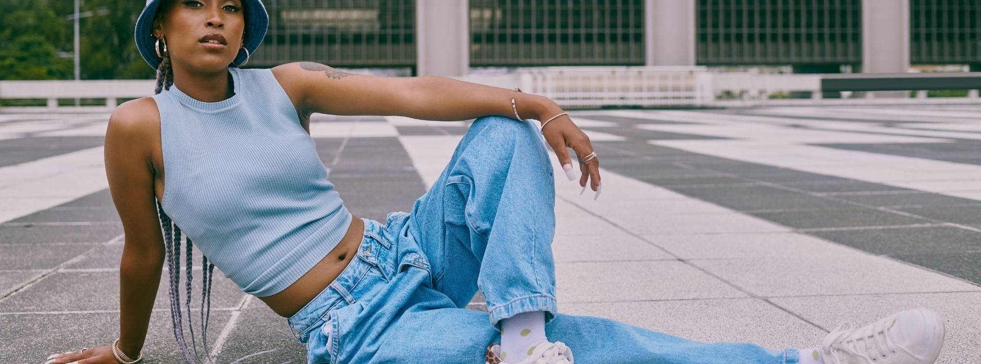 Lee Jeans obtient la certification Cradle to Cradle Certified® Gold & Bronze Jeans en collaboration avec Artistic Milliners. Femme avec un pantalon en jean
