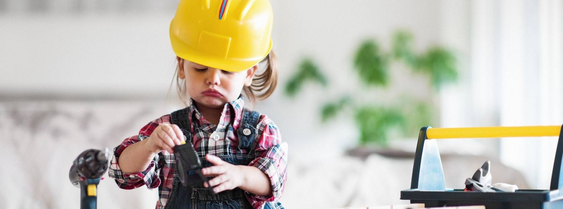 Petite fille faisant du bricolage