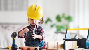 Petite fille faisant du bricolage