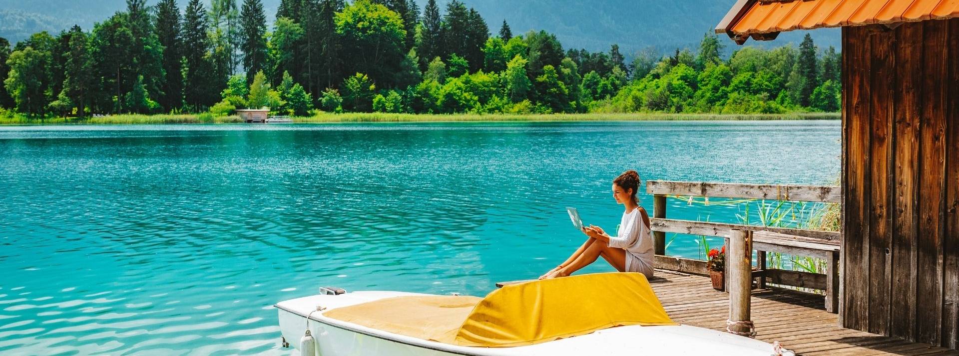 Holiworking est une solution d’expatriation clé en main lève 1 million d'euros Femme au bord de l'eau