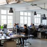 Bureau d'entreprises avec des personnes travaillant devant des ordinateurs