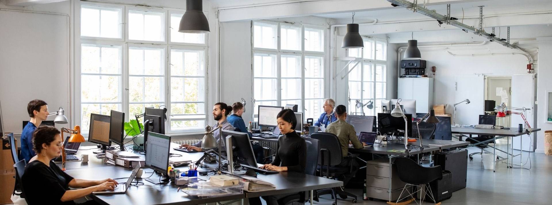 Rzilient annonce un premier tour de table à 1.3 million d’euros pour démocratiser le green iT en entreprises Bureau d'entreprises avec des personnes travaillant devant des ordinateurs