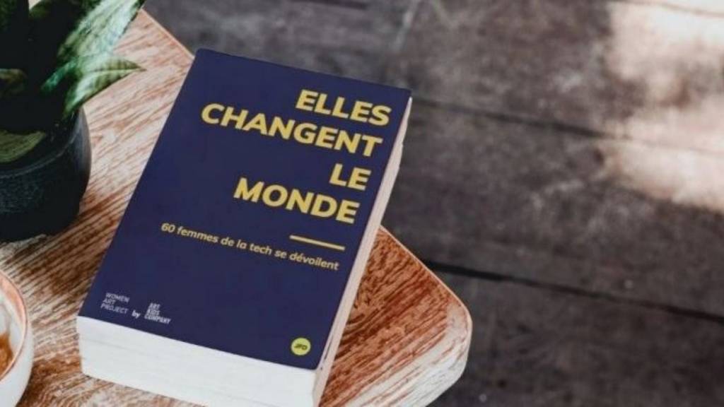 Livre  - Elles changent le monde -  posé sur une table basse en bois