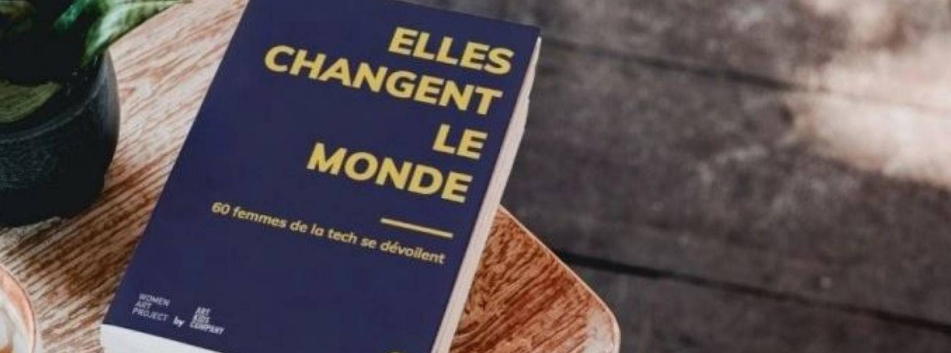 « Elles changent le monde » le livre événement de la JFD : 60 femmes de la tech se dévoilent pour inspirer les nouvelles générations. Livre - Elles changent le monde - posé sur une table basse en bois