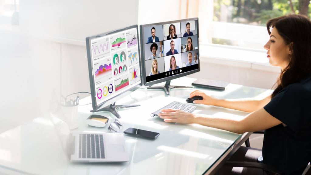 Femme en visio conférence
