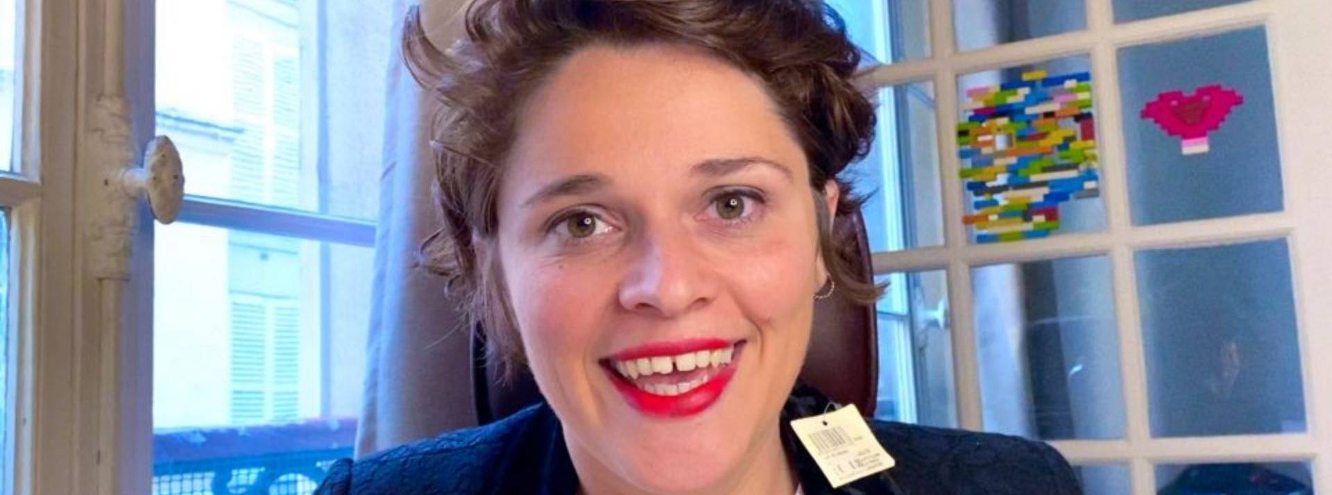 Microsoft France dévoile aujourd’hui « Disponible », une web-série qui aborde sur un ton décalé cette nouvelle normalité qu’est devenu le travail hybride. Femme