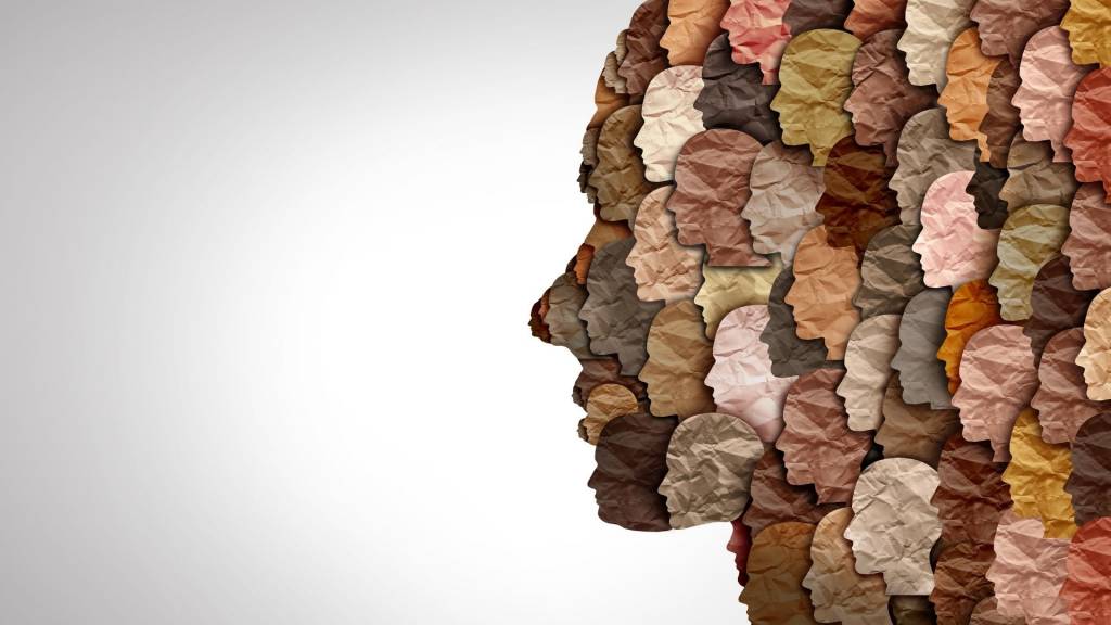 Visage fait avec d'autres visgaes de couelrus marrons clair, foncé et beige