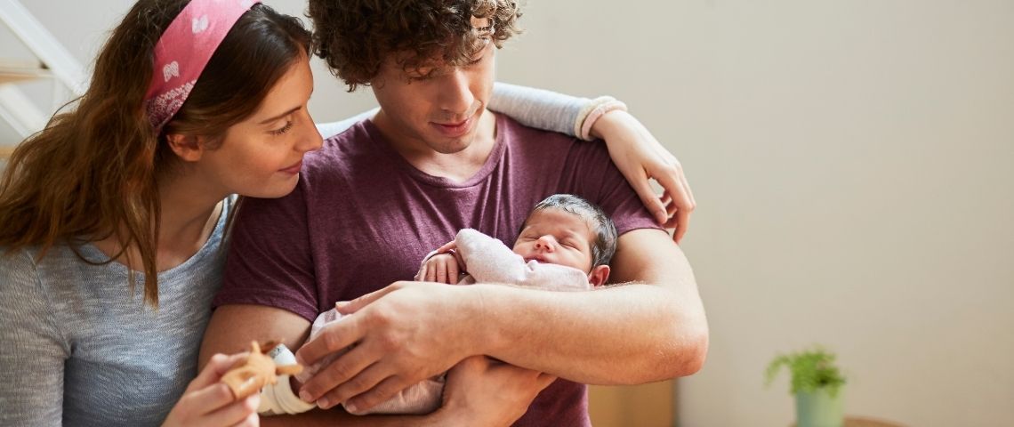 Malo, l’entreprise qui aide les parents à se réapproprier leur identité. De jeunes parents avec leur bébé dans les bras.