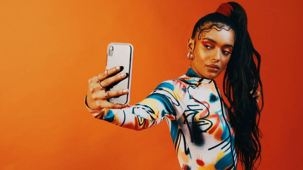 Femmes se prenant en photo avec son smartphone