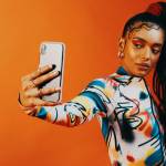 Femmes se prenant en photo avec son smartphone