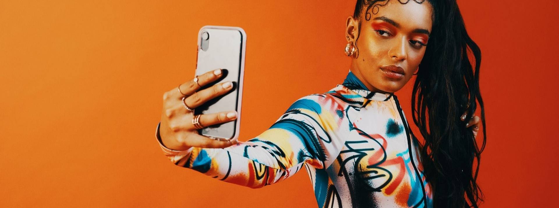 Pinterest déploie à l’échelle mondiale de nouvelles fonctionnalités qui permettent aux créateurs de publier du contenu en étant rémunérés Femmes se prenant en photo avec son smartphone