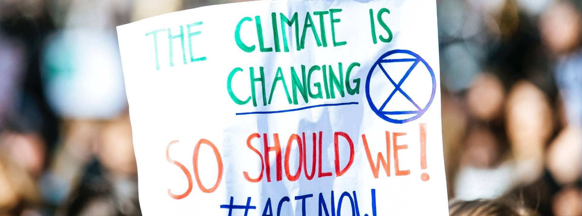 Le volontariat en entreprise est une solution clefs en main d’engagement des salariés au profit des objectifs du développement durable. Pancarte : The climate is changing. So should we #ActNow