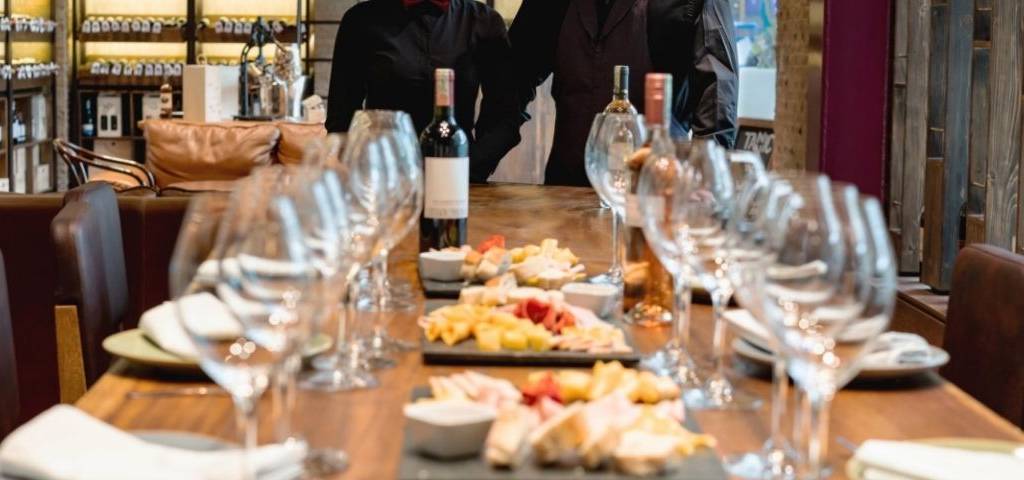 Sommeliers accueillant un événement de dégustation de vin dans une cave.