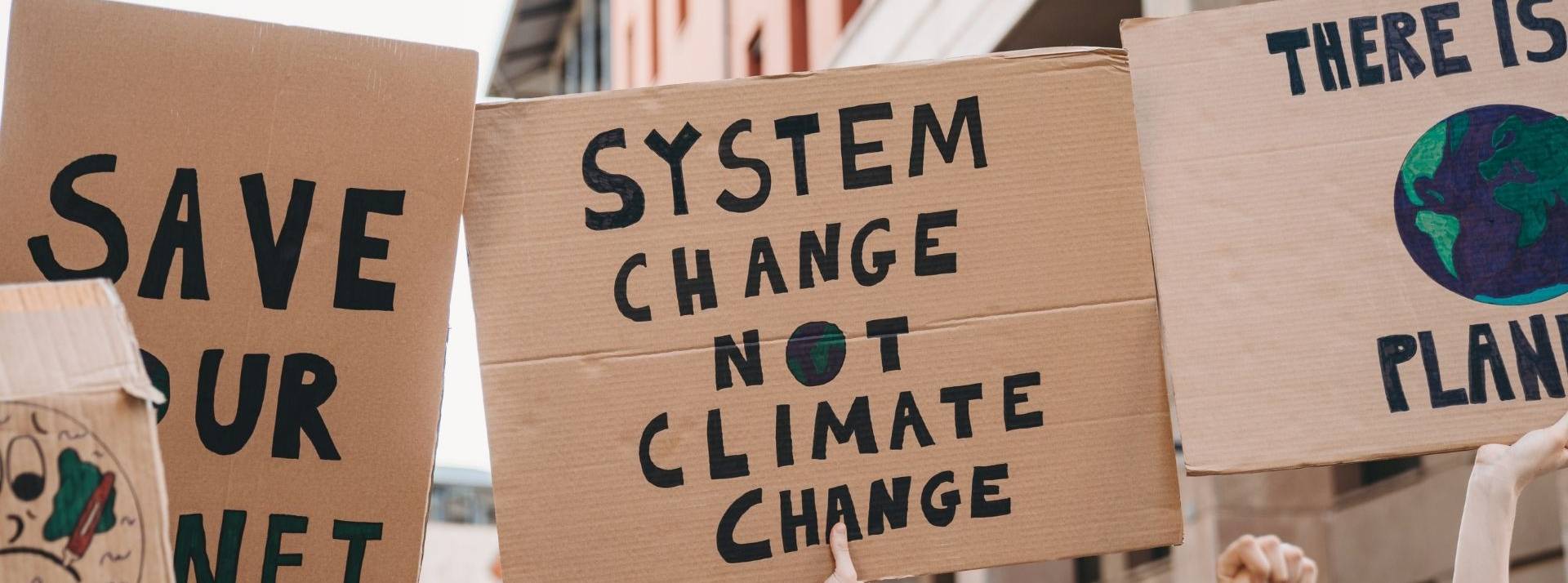 Seedtag, acteur de la publicité contextuelle, fait appel à la solution technologique d’IMPACT+ Pancarte de manifestation : System Change Not climate Change