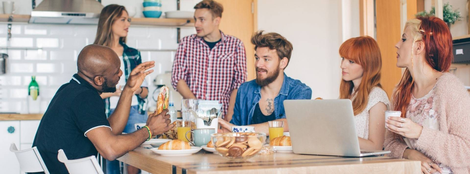 Sharies annonce une nouvelle levée de fonds de 15 millions d'euros pour accompagner sa croissance Groupe de personnes prenant le petit déjeuner autours d'une table dans un appartement