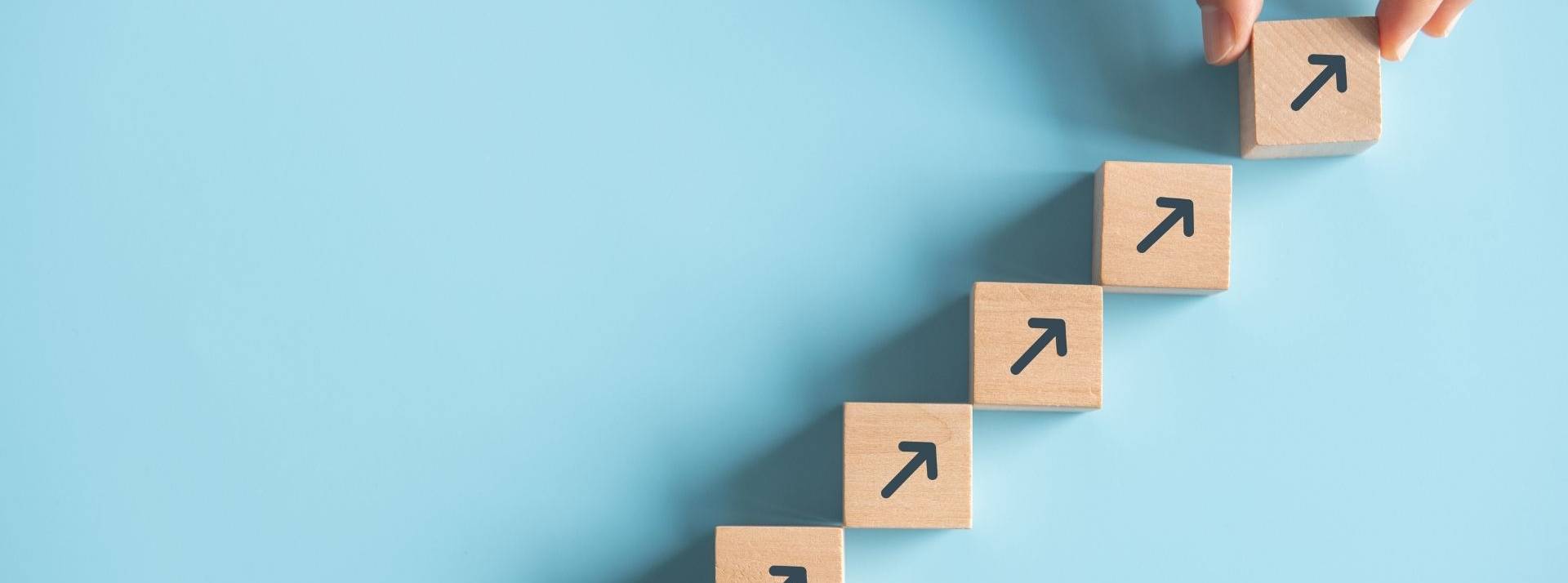 Le groupe Skeepers annonce l’acquisition d’Hivency et d’Octoly, deux acteurs internationaux du marketing d’influence Flèches sur fond bleu clair