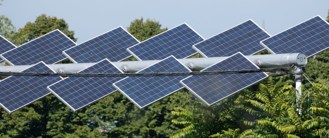 Comment protéger l'exploitation agricole des aléas du réchauffement climatique avec l’agrivoltaïsme. Panneaux solaires exposés au soleil.